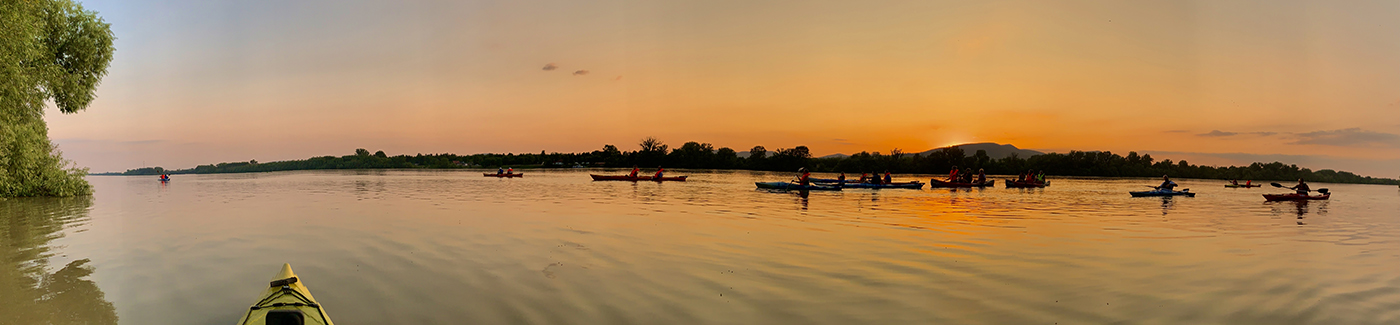 csapatépítő vízitúra kajakkal kenuval naplementével